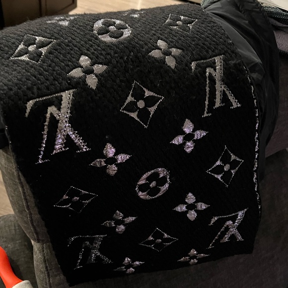 LOUIS VUITTON SCARF - Picture 3 of 16